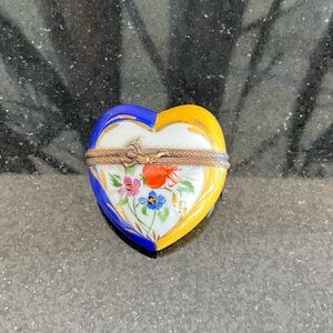 Peint Main Limoges from France Heart-Shaped Hand-Painted Trinket Box